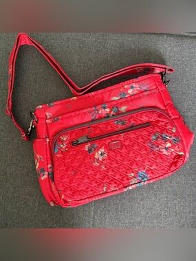 NWOT Lug Shimmy Crossbody Bag in Red Bouquet Floral
